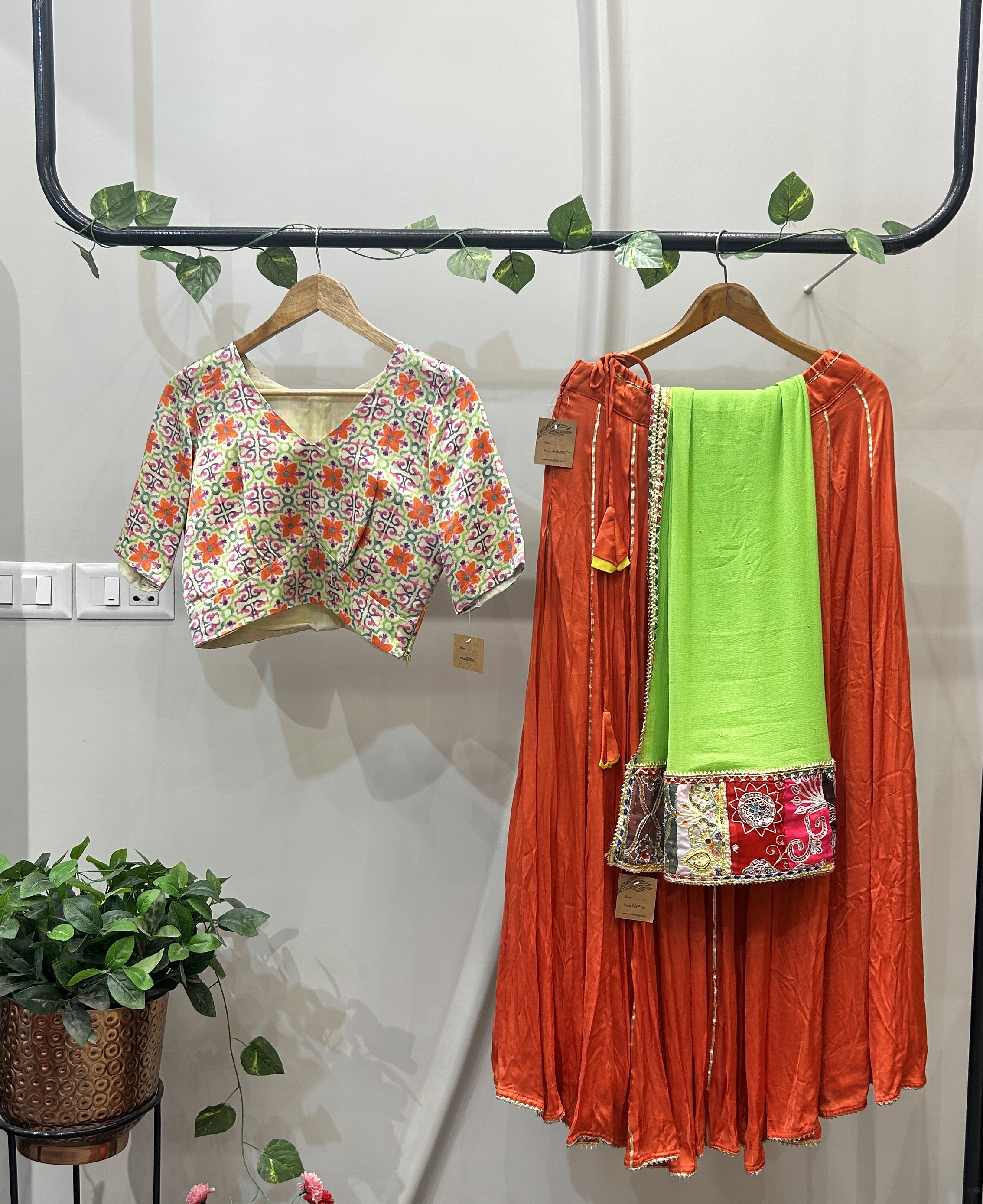 ORENGE & PARROT GREEN